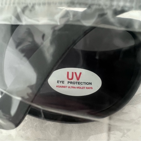 New Tiége Hanley Uncomplicated Sunglasses - Picture 15 of 16